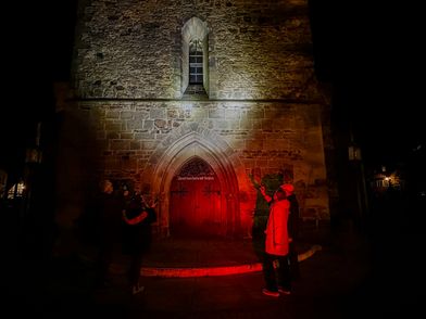 Taschenlampenführung, Anleuchten des Eingangs zur St. Nikolai, Rinteln