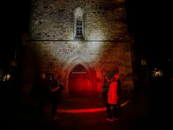 Taschenlampenführung, Rinteln Taschenlampenführung, Anleuchten des Eingangs zur St. Nikolai, Rinteln