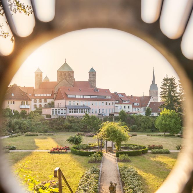 Blick auf den Magdalenengarten mit UNESCO-Welterbekirche St. Michaelis im Hintergrund bei Sonnenuntergang