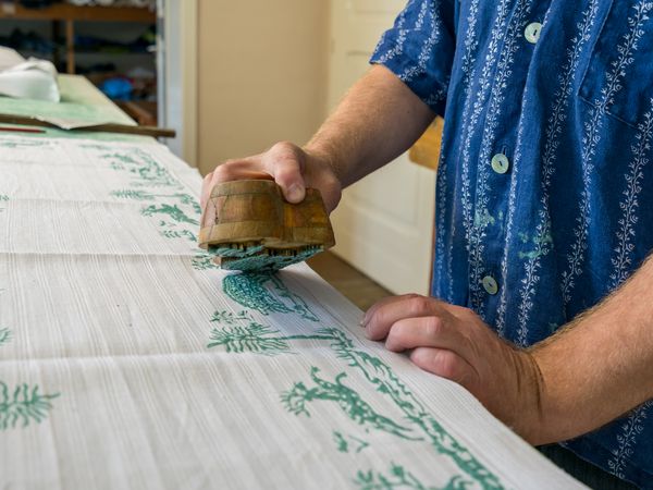 Einbecker Blaudruck_Aufsetzen eines Models auf Stoff einbeker-blaudruck-aufsetzen-eines-models-auf-stoff