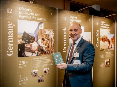 Mario Schiefelbein in Brüssel mit dem Nordsee-Reisepass in der Hand