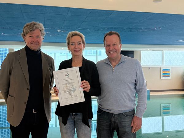 Wilhelm Loth (Staatsbad Norderney GmbH), Beate und Karl-Hans Sigges (Strandhotel Georgshöhe) bei der Übergabe des Thalasso-Zertifikats am 17.12.2025.