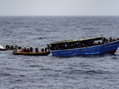 Boot mit Schlauboot auf dem offenem Meer bei HumanityEinsatz
