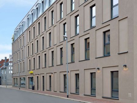 Zu sehen ist das B&B Hotel Hildesheim von außen 