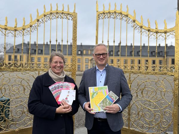 Verantwortliche vor dem Tor der Herrenhäuser Gärten