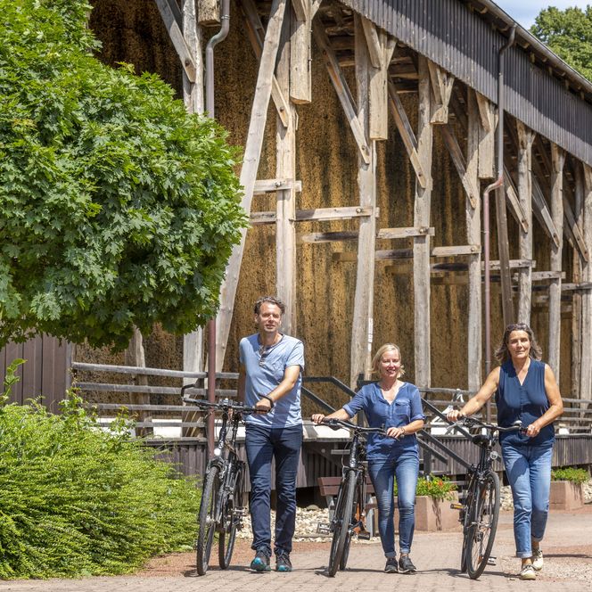 Besucher im Kurpark Bad Salzdetfurth