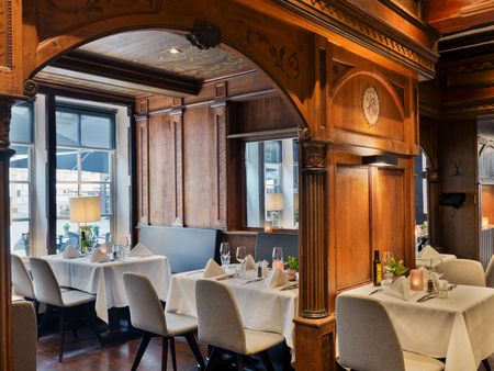 Zu sehen ist das Gildehaus im Van der Valk Hotel