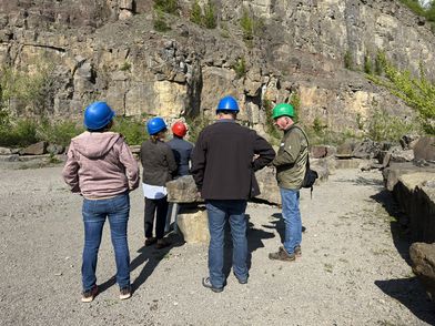 Führung mit mehreren Personen im Steinbruch an der Schillat-Höhle, Hessisch Oldendorf