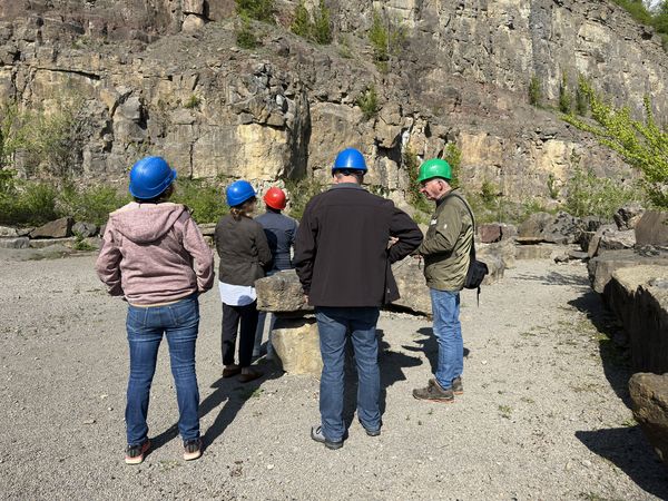 Führung mit mehreren Personen im Steinbruch an der Schillat-Höhle, Hessisch Oldendorf