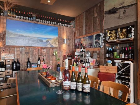 Zu sehen ist eine Auswahl an Weinen in der Weinbar 55