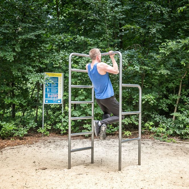 Station für Klimmzüge auf dem Trimm-dich-Pfad am Galgenberg