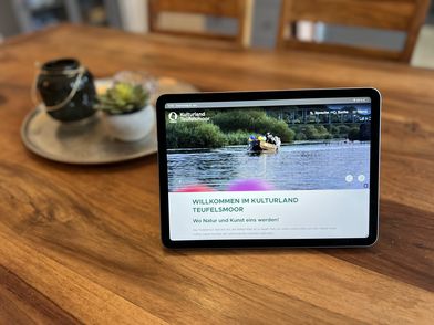 Tablet mit Startseite der neuen Webseite