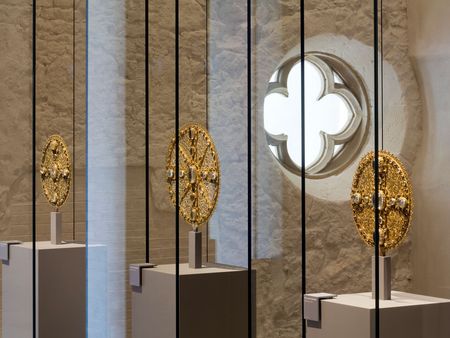 Zu sehen sind Scheibenkreuze im Dommuseum Hildesheim 