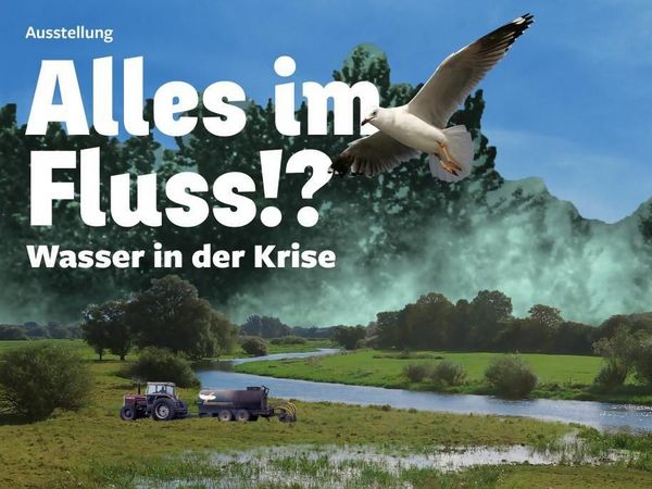 Plakat mit Titel der Ausstellung mit weißer Taube im Flug und einer überschwemmten Flusslandschaft im Hintergrund