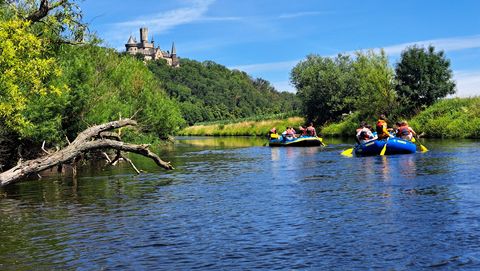 Zu sehen ist eine Gruppe von Menschen, die eine Schlauchboottour auf der Leine unternimmt. 