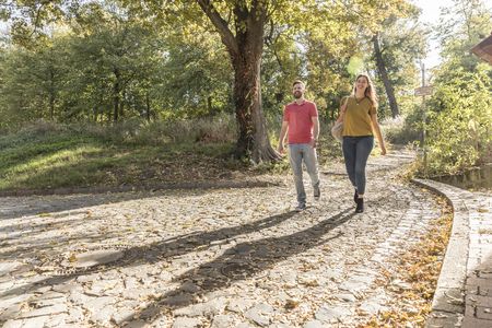 Ein Paar, das einen Spaziergang in Hildesheim macht 