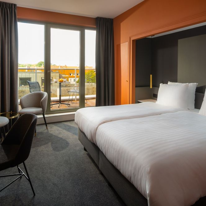 Zu sehen ist das Deluxe Zimmer Terracotta des Van der Valk Hotel Hildesheim