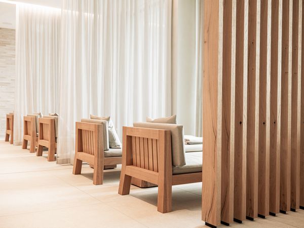 Spa-Bereich mit Holzstühlen