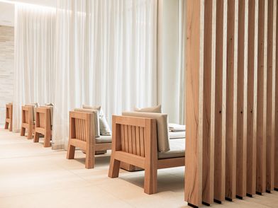 Spa-Bereich mit Holzstühlen