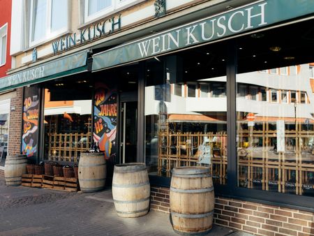 Zu sehen ist das Ladengeschäft von Weinkusch von außen 