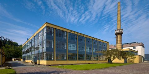 Zu sehen sind Fassade und Turm des UNESCO-Welterbes Fagus-Werk.