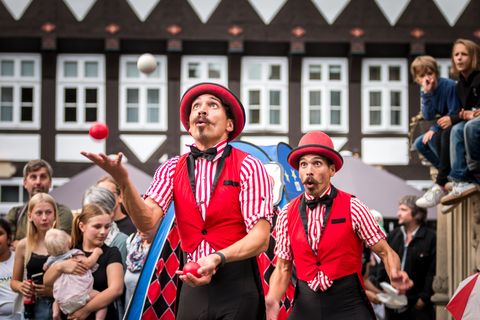 Zu sehen sind Sänger auf dem Pflasterzauber 