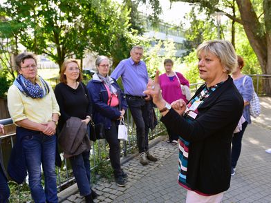 Stadtführung Gifhorn Eine Gästeführerin mit einer Gruppe.