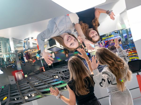 Auf dem Kopf stehende Kinder im Spiegel