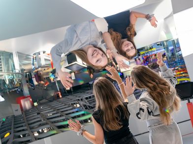 Auf dem Kopf stehende Kinder im Spiegel