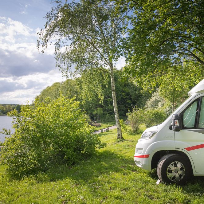 Wohnmobilstellplatz am Ufer vom Hohnsensee