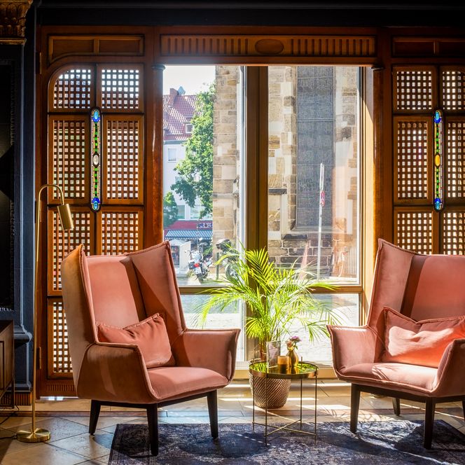 Zu sehen ist die Sitzecke Hotelhalle des Van der Valk Hotel Hildesheim