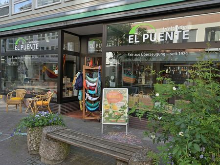 Zu sehen ist der Laden El Puente von außen