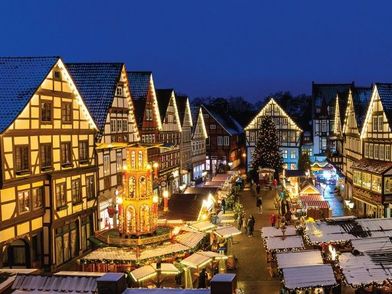 Weihnachtsbuden in der beleuchteten Altstadt von Rinteln bei Dämmerung