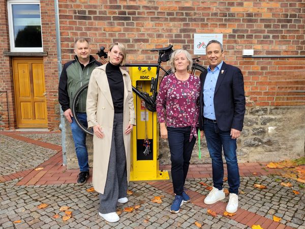 Eröffnung der Radservice-Station, Hessisch Oldendorf Eröffnung der Radservice-Station, Beteiligte vor der gelben Reparaturstation für Fahrräder Hessisch Oldendorf