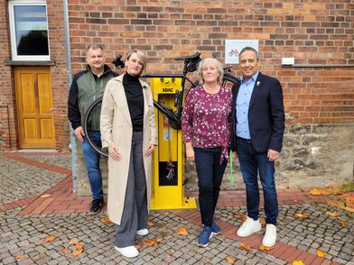 Eröffnung der Radservice-Station, Hessisch Oldendorf Eröffnung der Radservice-Station, Beteiligte vor der gelben Reparaturstation für Fahrräder Hessisch Oldendorf