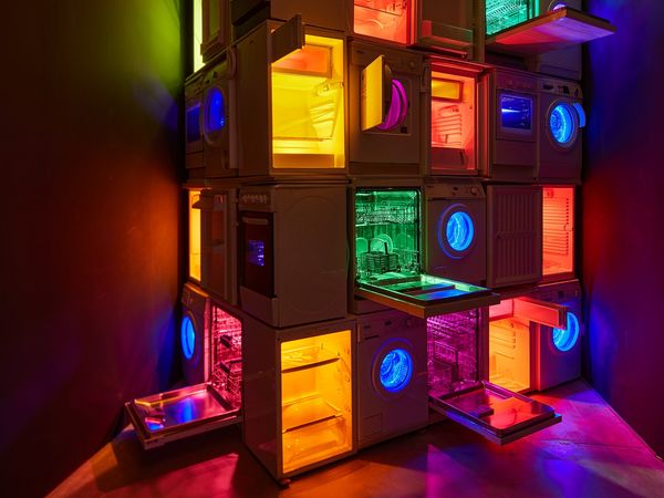 Bunt beleuchteter Turm aus Haushaltselektrogeräten 