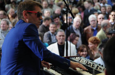 Musiker am Keyboard auf der Bühne bei derJazztime in Hildesheim mit Publikum im Hintergrund