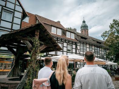Familie am Hallenplan Eine Familie steht neben dem Brunnen auf dem Hallenplan.