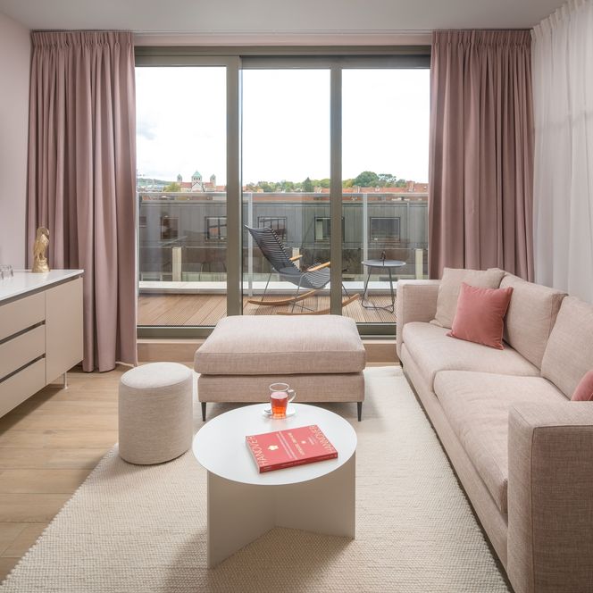 Zu sehen ist die Suite Rose Wohnbereich des Van der Valk Hotel Hildesheim