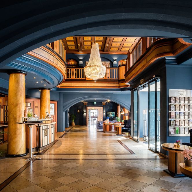 Zu sehen ist die Lobby des Van der Valk Hotel Hildesheim.