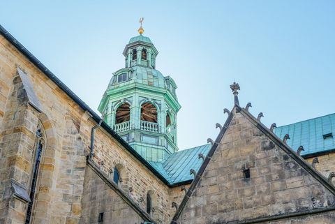 Blick auf den Turm und das Dach der UNESCO-Welterbekirche Mariendom 