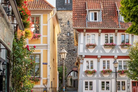 Blick auf den Kehrwiederturm zwischen zwei Fachwerkhäusern