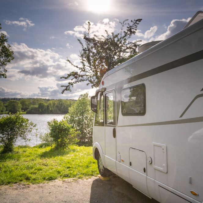 Wohnmobil auf dem Wohnmobilstellplatz am Hohnsensee