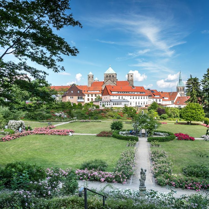 Blick über den Magdalenengarten auf die UNESCO-Welterbekirche St. Michaelis im Hintergrund und den St.-Andreas-Kirchturm 