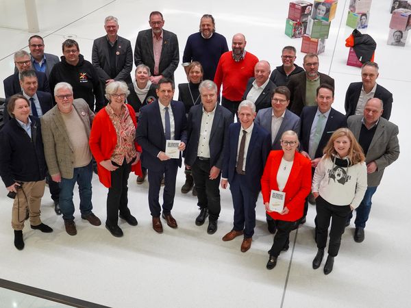 Vertreterinnen und Vertreter aus Land, Kreis und Kommunen sowie Bürgerinitiativen beim Treffen im Niedersächsischen Landtag.