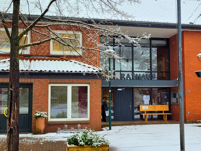 Rathauseingang mit Schnee