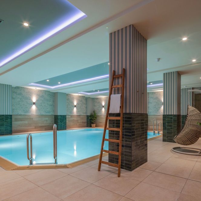 Zu sehen ist das Schwimmbad des Van der Valk Hotel Hildesheim