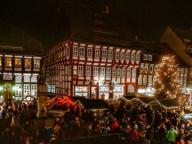 Weihnachtsmarkt auf dem Einbecker Marktplatz am Abend.