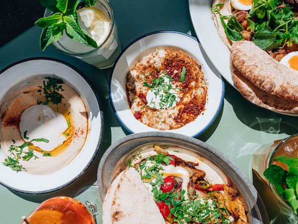 Tisch mit verschiedenen Gerichten 