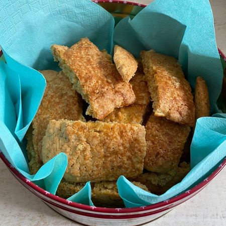 Hildesheimer Pumpernickel in Blechdose auf blauer Serviette 